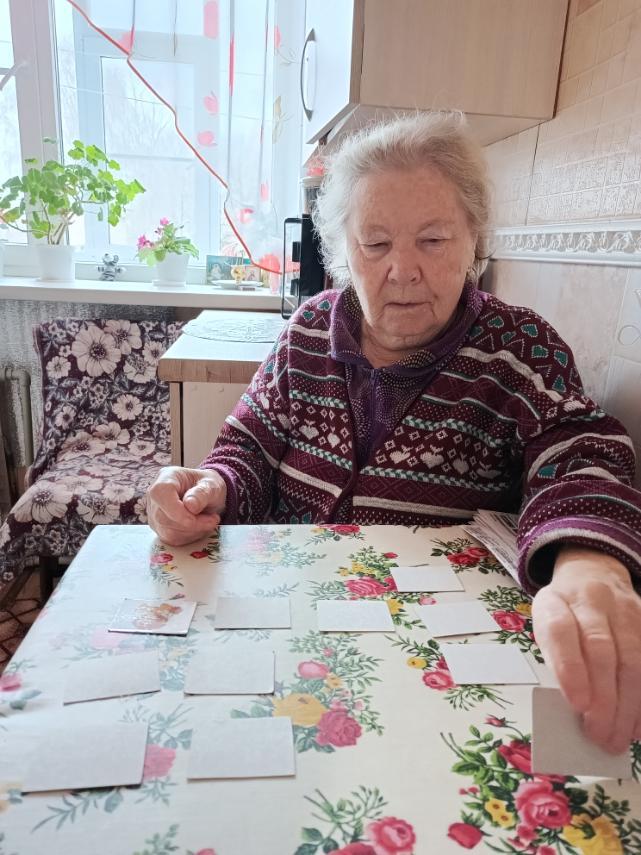 Социальный работник провела занятие по тренировке памяти