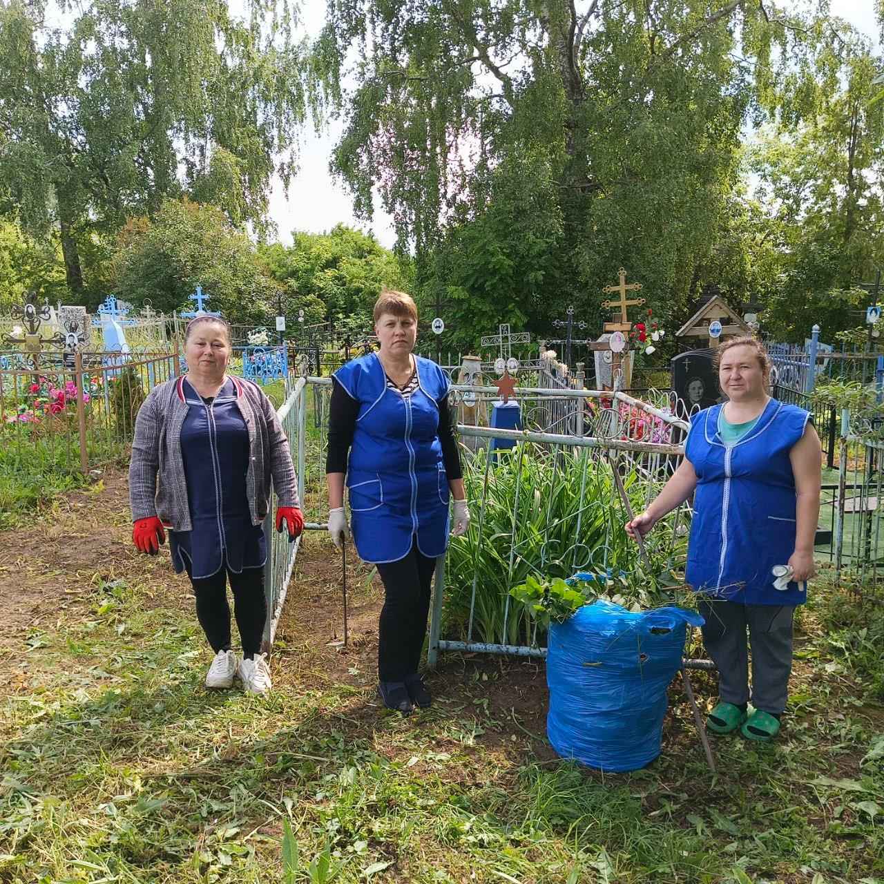 Приведение могилы в порядок ко Дню памяти и скорби