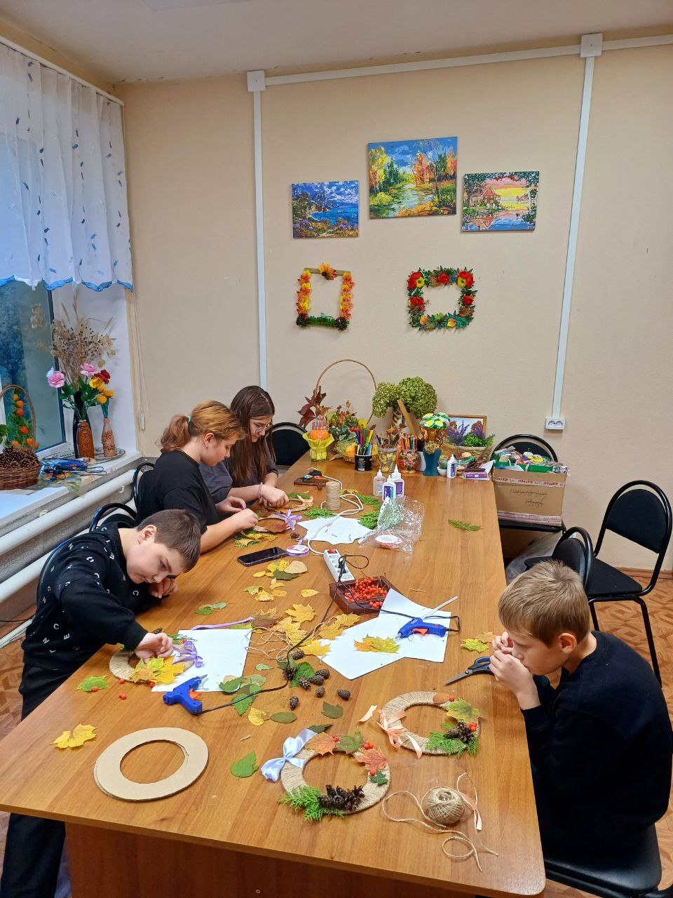 Творческое занятие с психологом в детском кружке 